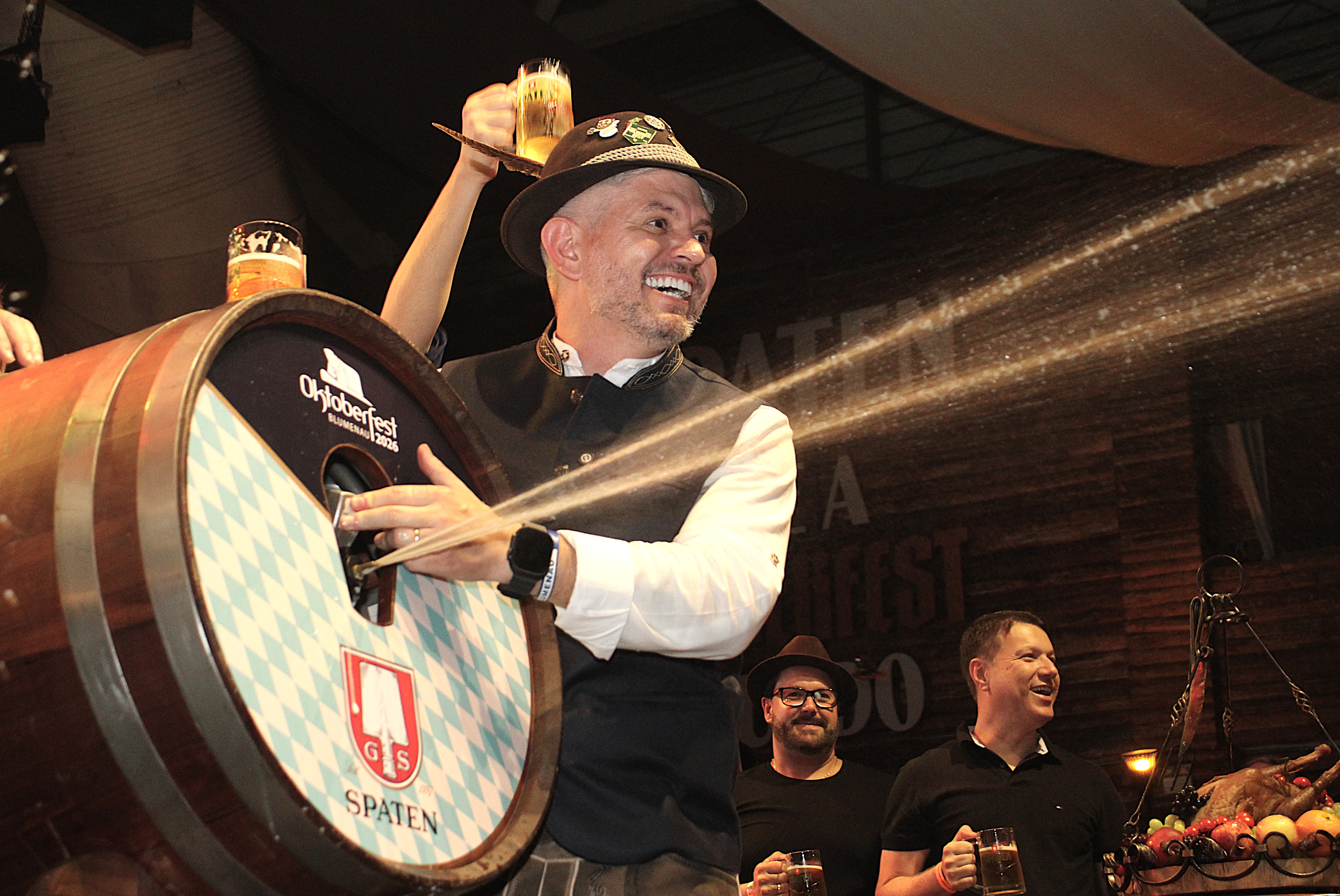 Sangria do barril decreta o início oficial da 41ª Oktoberfest Blumenau