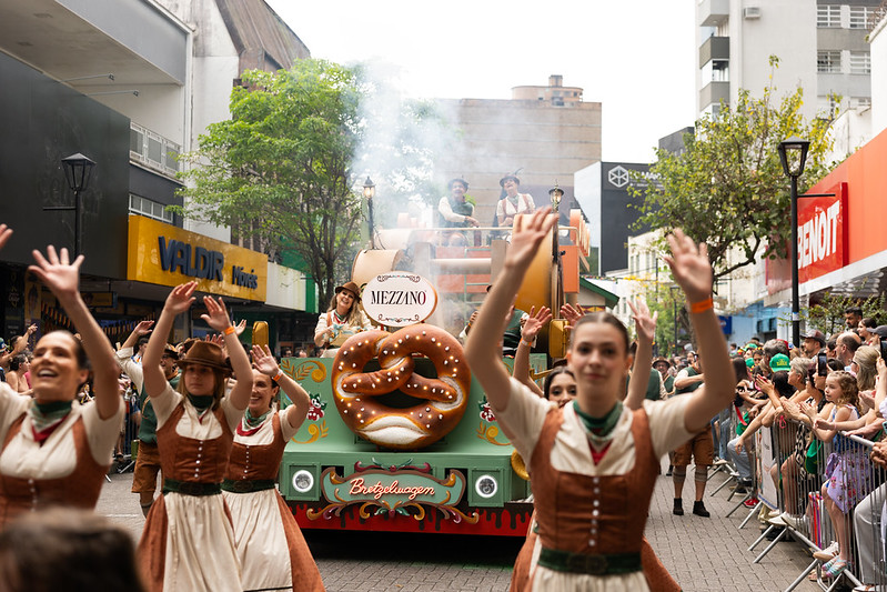 Bretzelwagen encanta público no desfile da Oktoberfest