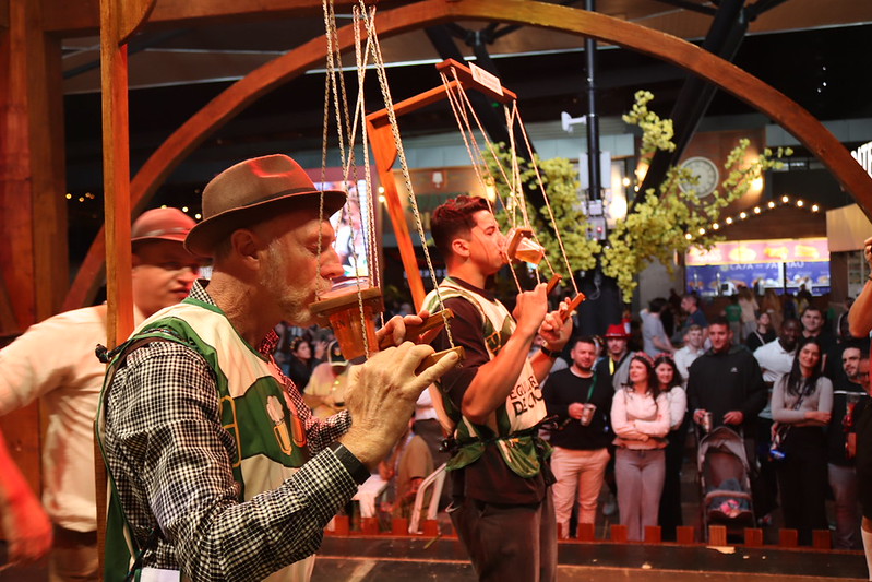 Equilibrista do Chope testa coordenação motora na Oktoberfest Blumenau