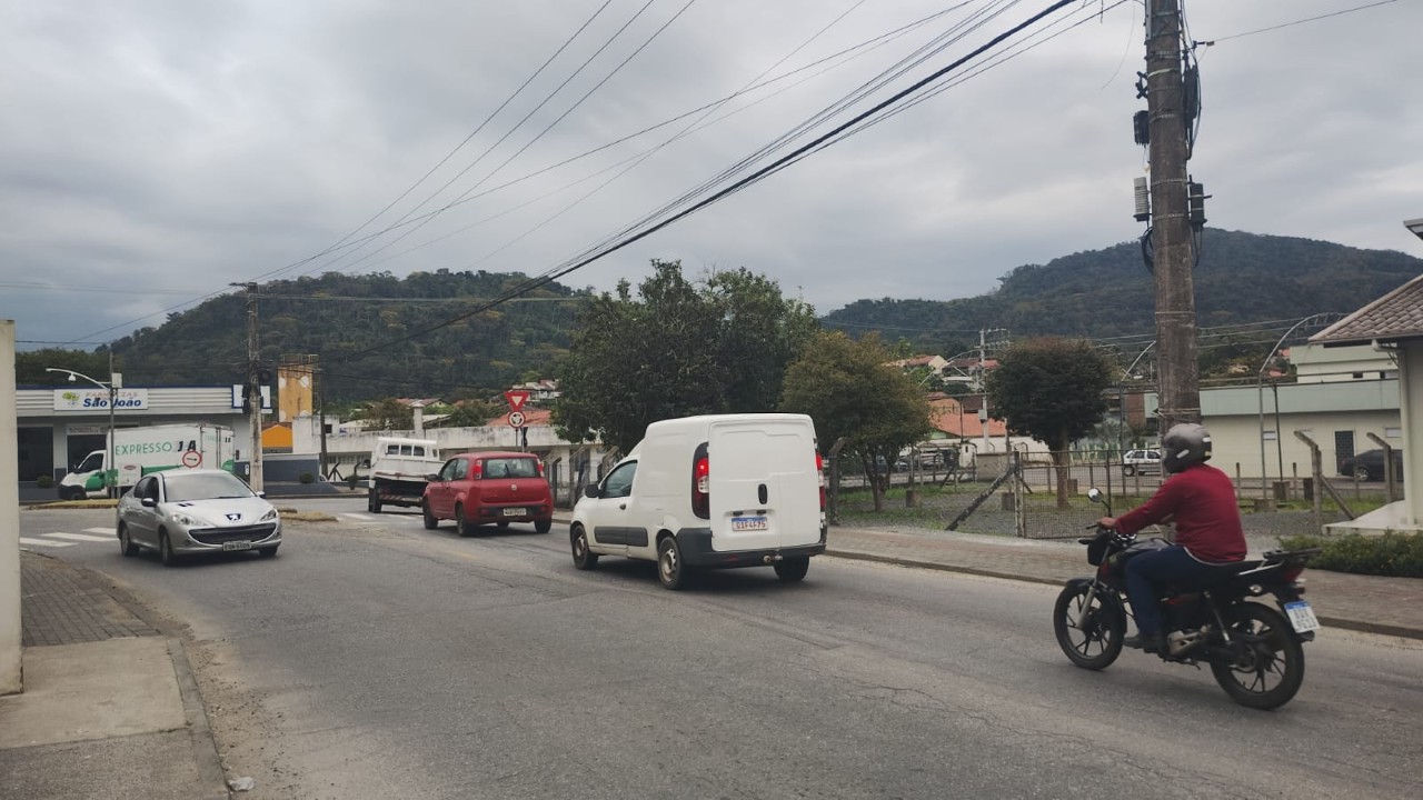 Tubulação seguirá até a rotatória da Rua Prof. Jacob Ineichen (Foto: Everton Siemann, Samae, Divulgação)