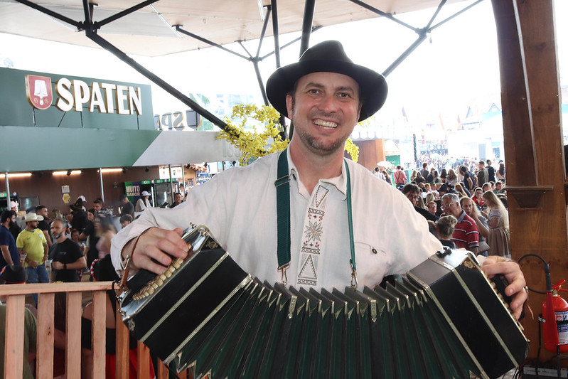 Encontro de Bandoneon destaca tradição da música germânica na 41ª Oktoberfest Blumenau