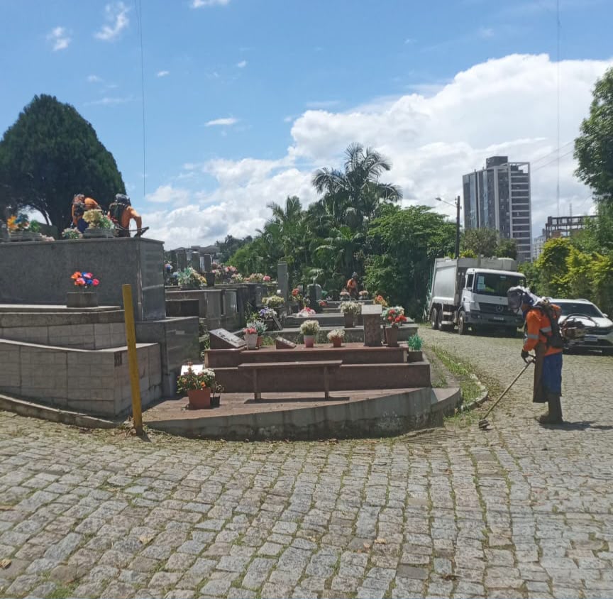 Cemitérios municipais recebem manutenção para o Dia de Finados