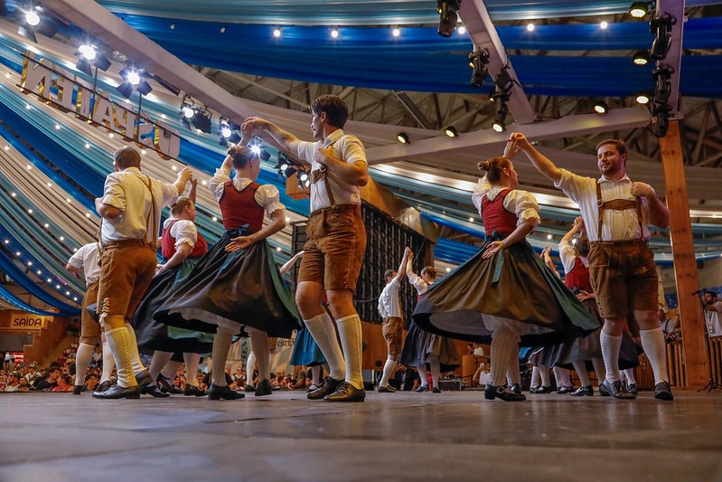 Lista dos grupos aprovados para o Festival de Danças Germânicas Oktoberfest Blumenau é divulgada