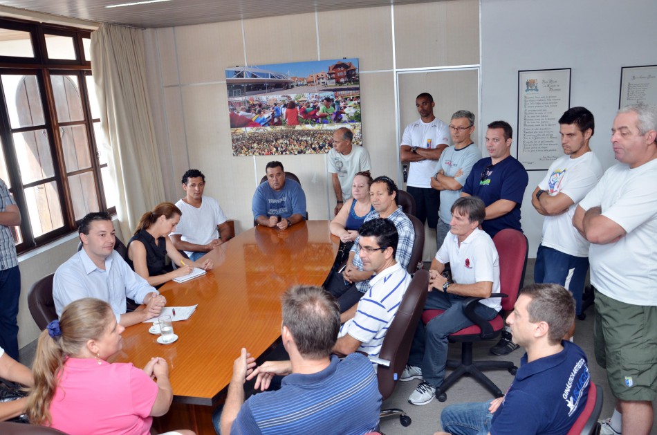 Prefeito recebe a comunidade e encaminha solicitações