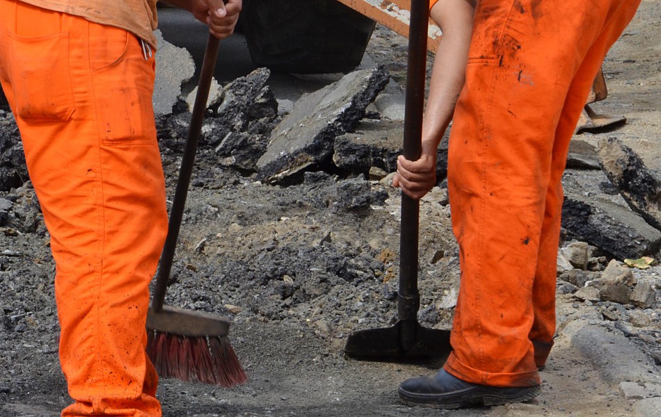 Prefeitura faz melhorias no asfalto da rua Sete de Setembro neste sábado