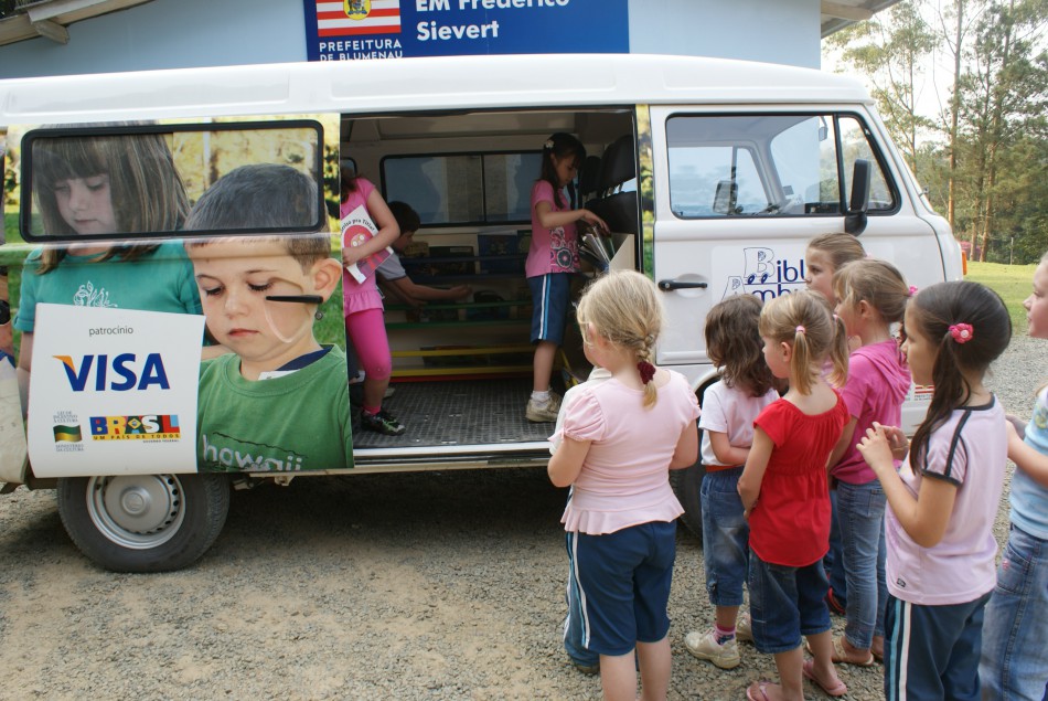 Kombi da cultura volta a circular com biblioteca e museu nos bairros mais distantes