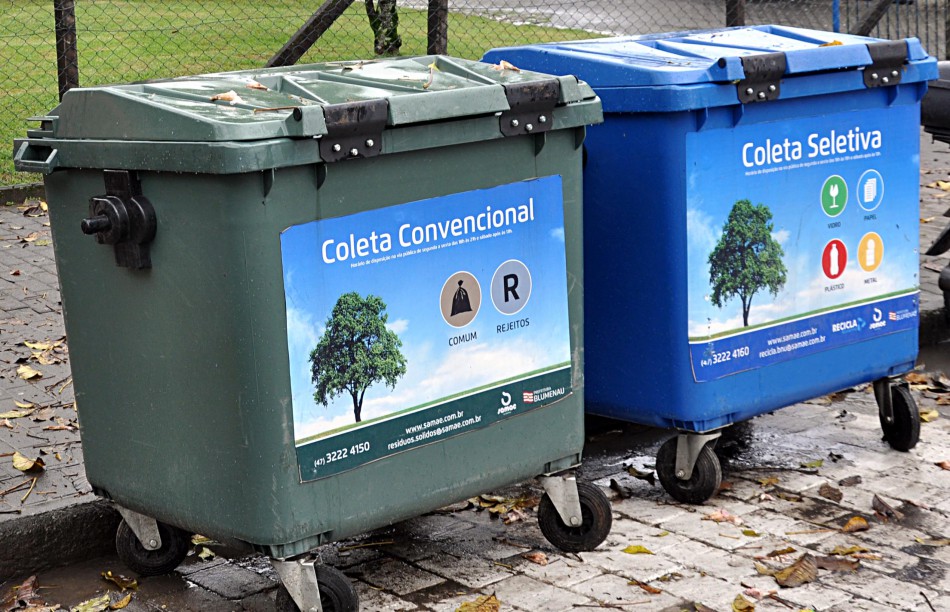 Samae alerta para separação dos lixos comum e reciclável em contêineres 