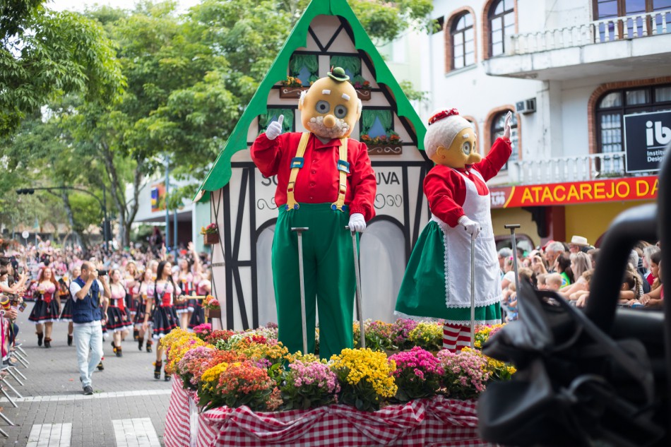 Oktoberfest Blumenau se reúne com grupos para planejar desfiles de 2019