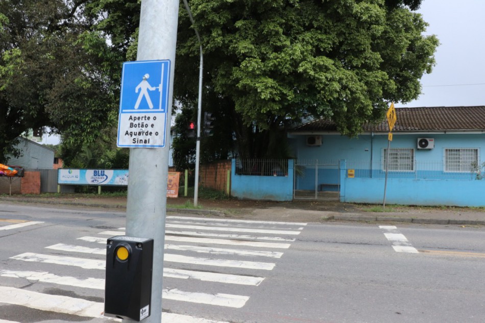 Semáforos adaptativos instalados em frente às escolas terão ajustes