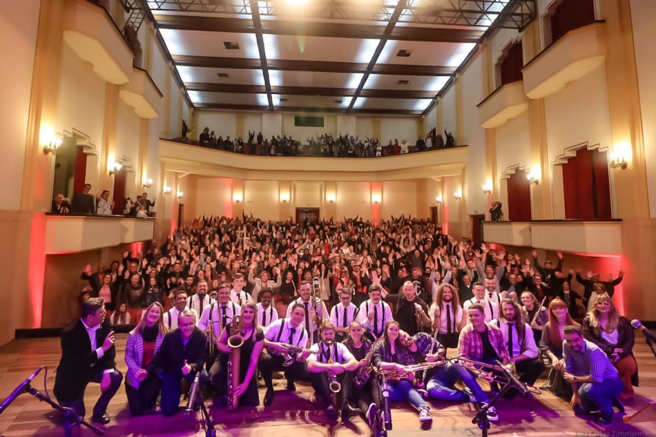 Banda Municipal lota Teatro Carlos Gomes no show dos 60 anos