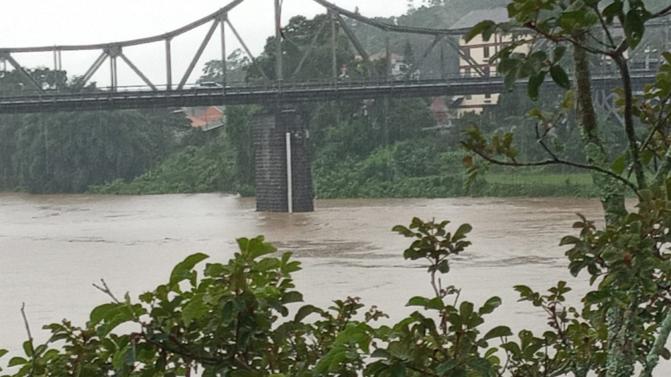 Nova projeção da Defesa Civil é de que à meia-noite o nível do rio alcance 9,73