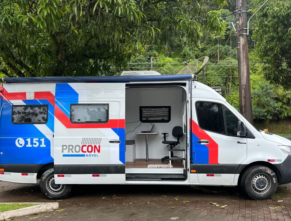 Procon Móvel presta atendimento no bairro Itoupava Central