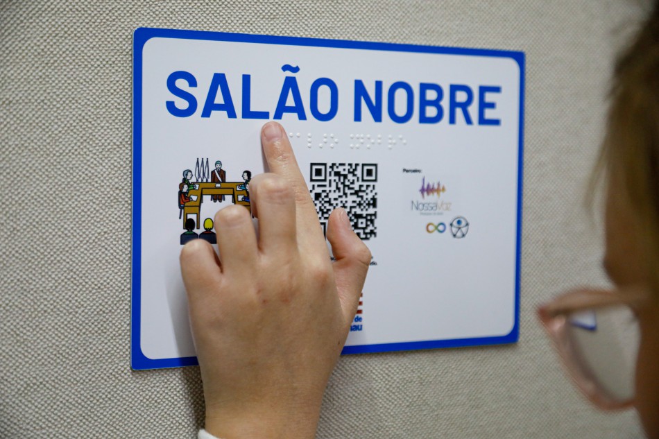 Blumenau instala placas inovadoras de acessibilidade e reforça o compromisso com uma cidade para todos