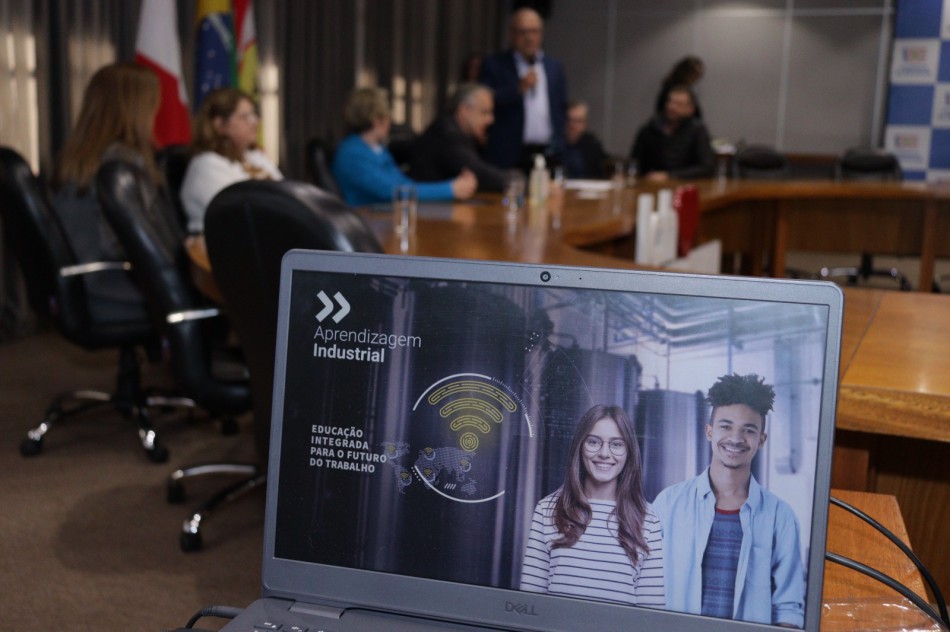 Prefeitura apresenta programa Transforma Tech a empresas com vagas para menores aprendizes